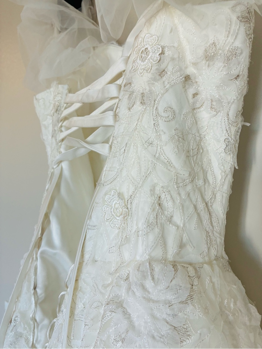 Size M Stunning Lace Wedding Gown - Picture 8 of 16